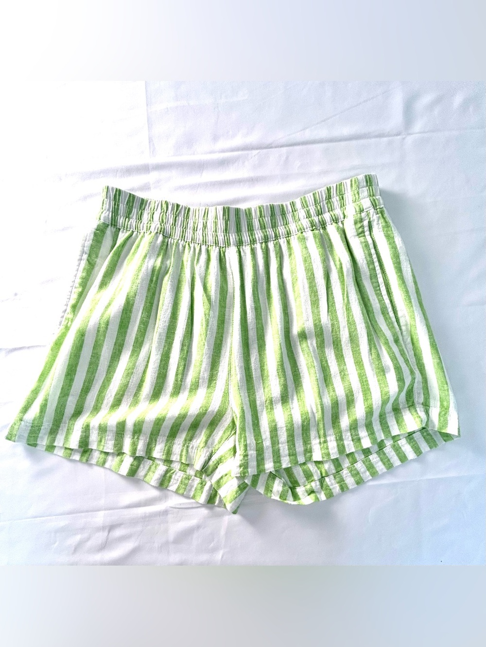 Old Navy Shorts Women’s Medium Green and White Striped Pull-on